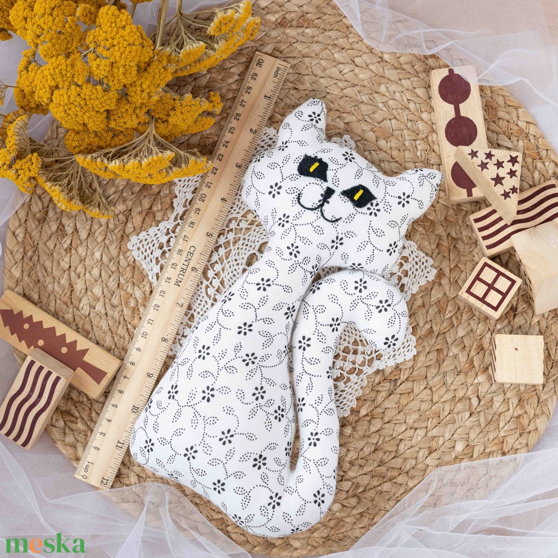 Virágos ülő textil cica  kézműves puha gyerekjáték és dekoráció, hímzett arccal, 26cm - játék & sport - plüssállat & játékfigura - cica - Meska.hu
