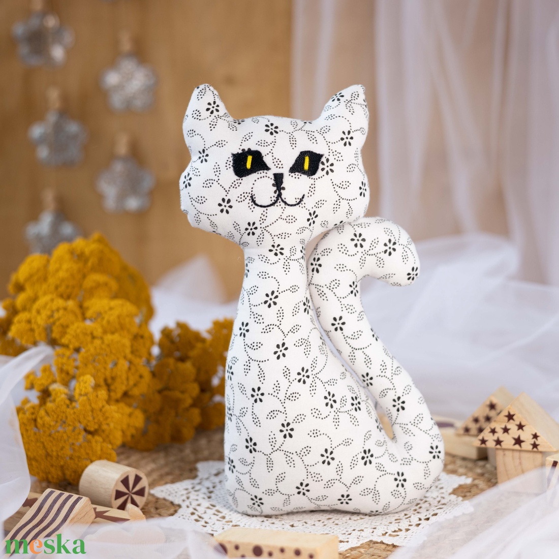 Virágos ülő textil cica  kézműves puha gyerekjáték és dekoráció, hímzett arccal, 26cm - játék & sport - plüssállat & játékfigura - cica - Meska.hu