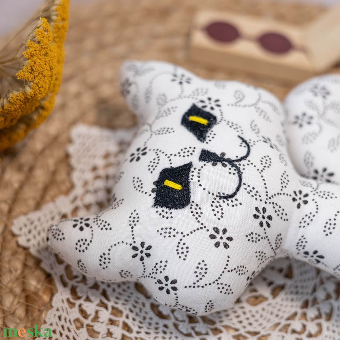 Virágos ülő textil cica  kézműves puha gyerekjáték és dekoráció, hímzett arccal, 26cm - játék & sport - plüssállat & játékfigura - cica - Meska.hu