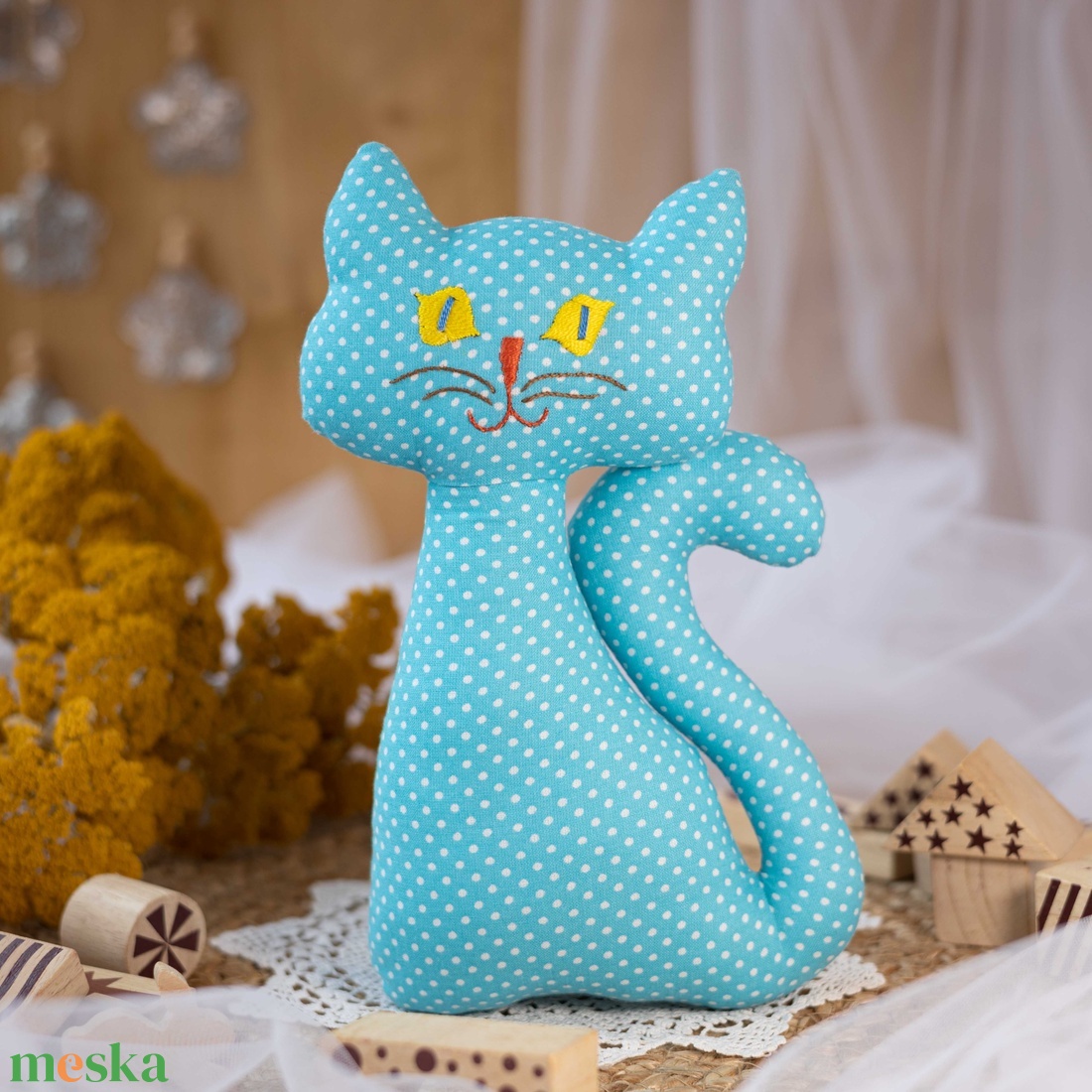 Pöttyös ülő textil cica  kézműves puha gyerekjáték és dekoráció, hímzett arccal, 26cm - játék & sport - plüssállat & játékfigura - cica - Meska.hu