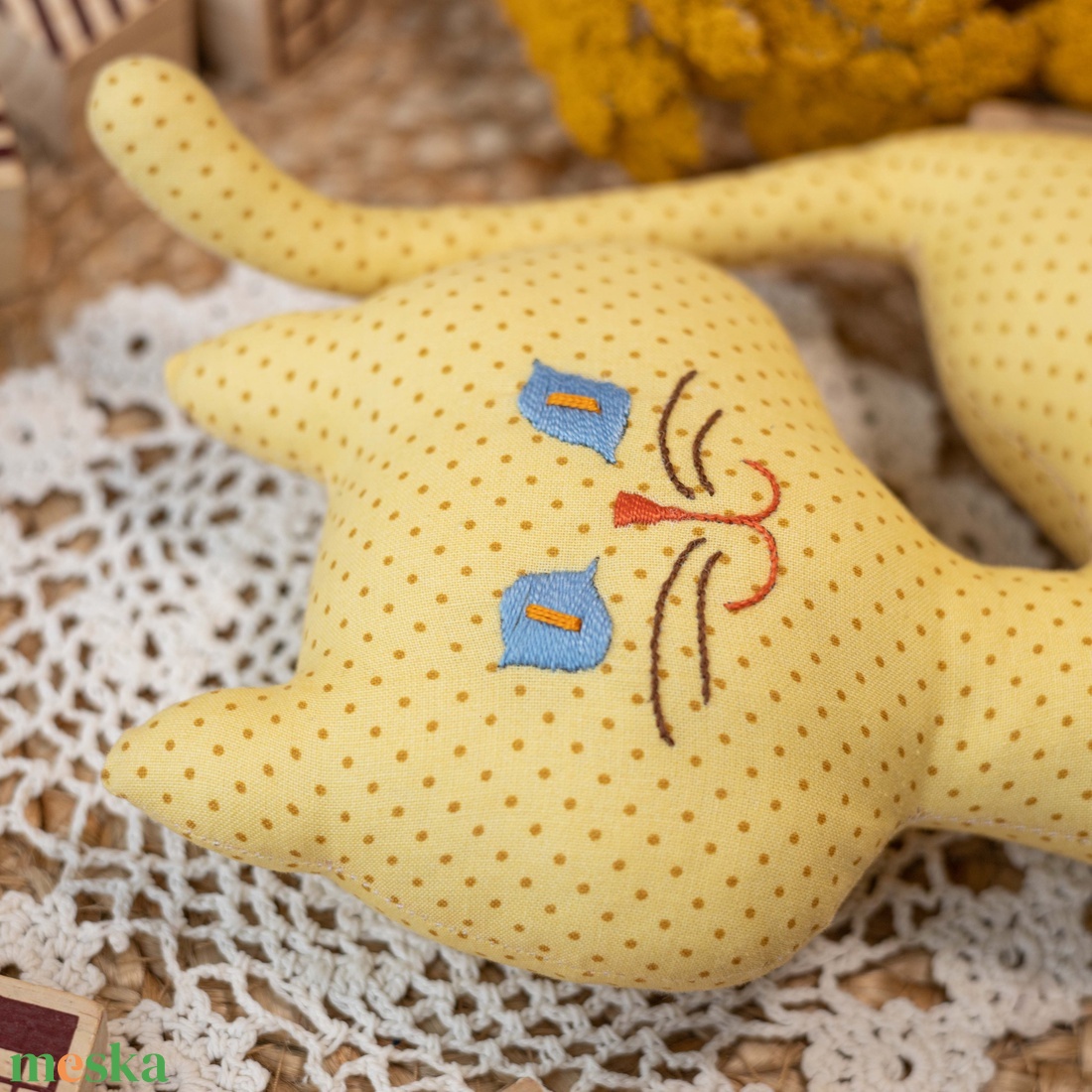 Pöttyös álló textil cica  kézműves puha gyerekjáték és dekoráció, hímzett arccal, 26cm - játék & sport - plüssállat & játékfigura - cica - Meska.hu