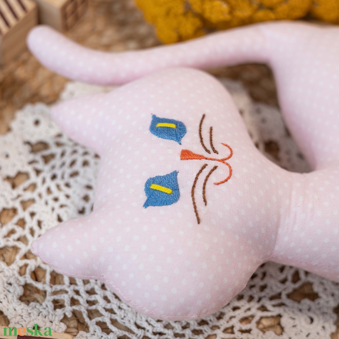 Pöttyös álló textil cica  kézműves puha gyerekjáték és dekoráció, hímzett arccal, 26cm - játék & sport - plüssállat & játékfigura - cica - Meska.hu
