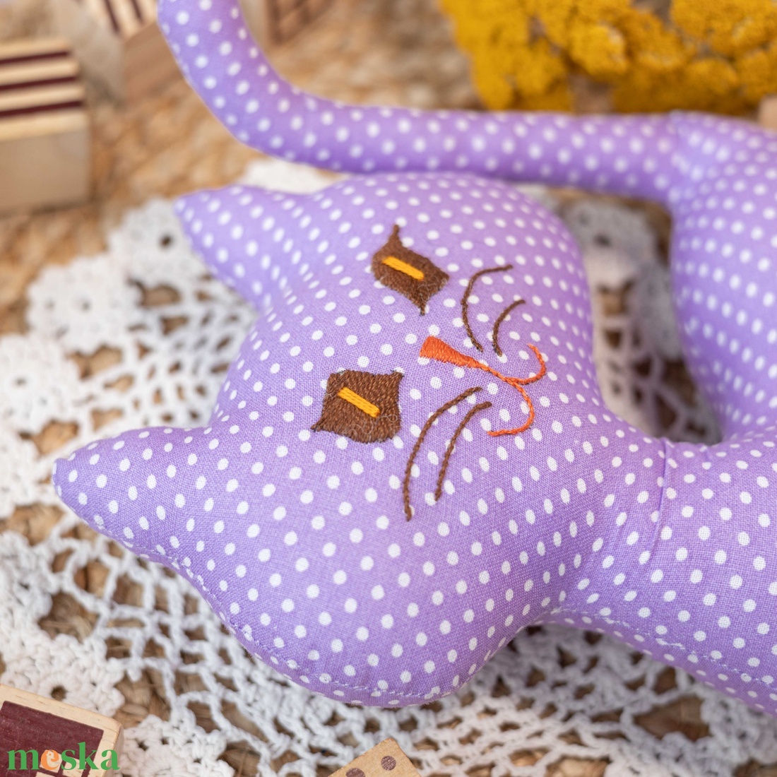 Pöttyös álló textil cica  kézműves puha gyerekjáték és dekoráció, hímzett arccal, 26cm - játék & sport - plüssállat & játékfigura - cica - Meska.hu