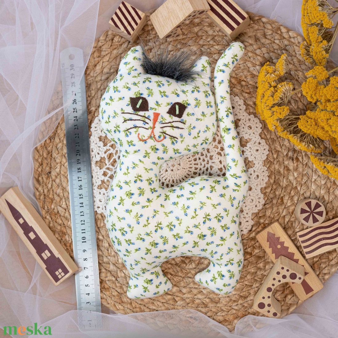 Virágos álló textil cica  kézműves puha gyerekjáték és dekoráció, hímzett arccal, 26cm - játék & sport - plüssállat & játékfigura - cica - Meska.hu