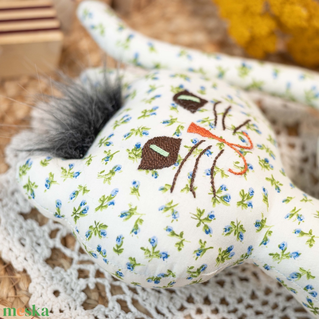 Virágos álló textil cica  kézműves puha gyerekjáték és dekoráció, hímzett arccal, 26cm - játék & sport - plüssállat & játékfigura - cica - Meska.hu