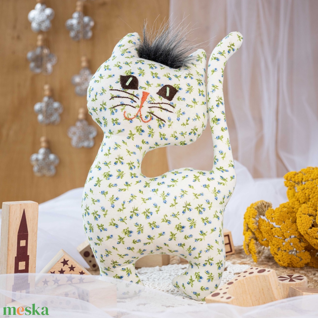 Virágos álló textil cica  kézműves puha gyerekjáték és dekoráció, hímzett arccal, 26cm - játék & sport - plüssállat & játékfigura - cica - Meska.hu