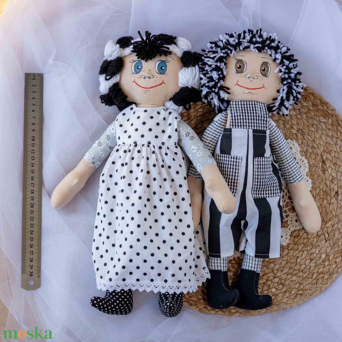 Fekete-fehér textil baba, lány öltöztethető, mozgatható végtagokkal, festett arccal, 40cm - játék & sport - plüssállat & játékfigura - ember - Meska.hu Fekete-fehér textil baba, lány öltöztethető, mozgatható végtagokkal, festett arccal, 40cm - játék & sport - plüssállat & játékfigura - ember - Meska.hu