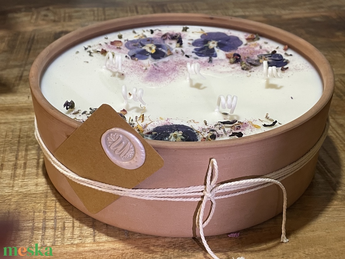 Gyertya virágszirommal díszítve - otthon & életmód - gyertya, illat, aroma - gyertya - Meska.hu