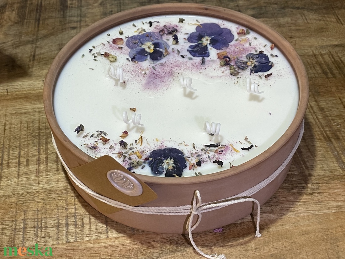 Gyertya virágszirommal díszítve - otthon & életmód - gyertya, illat, aroma - gyertya - Meska.hu