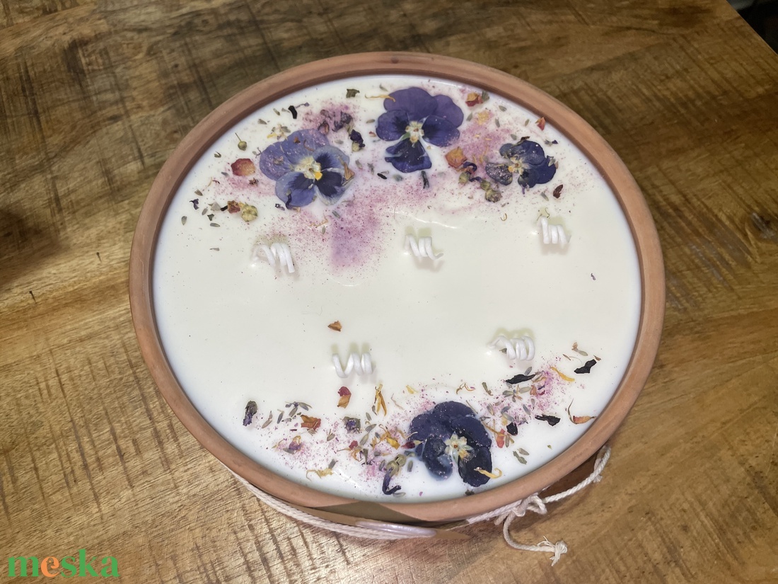 Gyertya virágszirommal díszítve - otthon & életmód - gyertya, illat, aroma - gyertya - Meska.hu