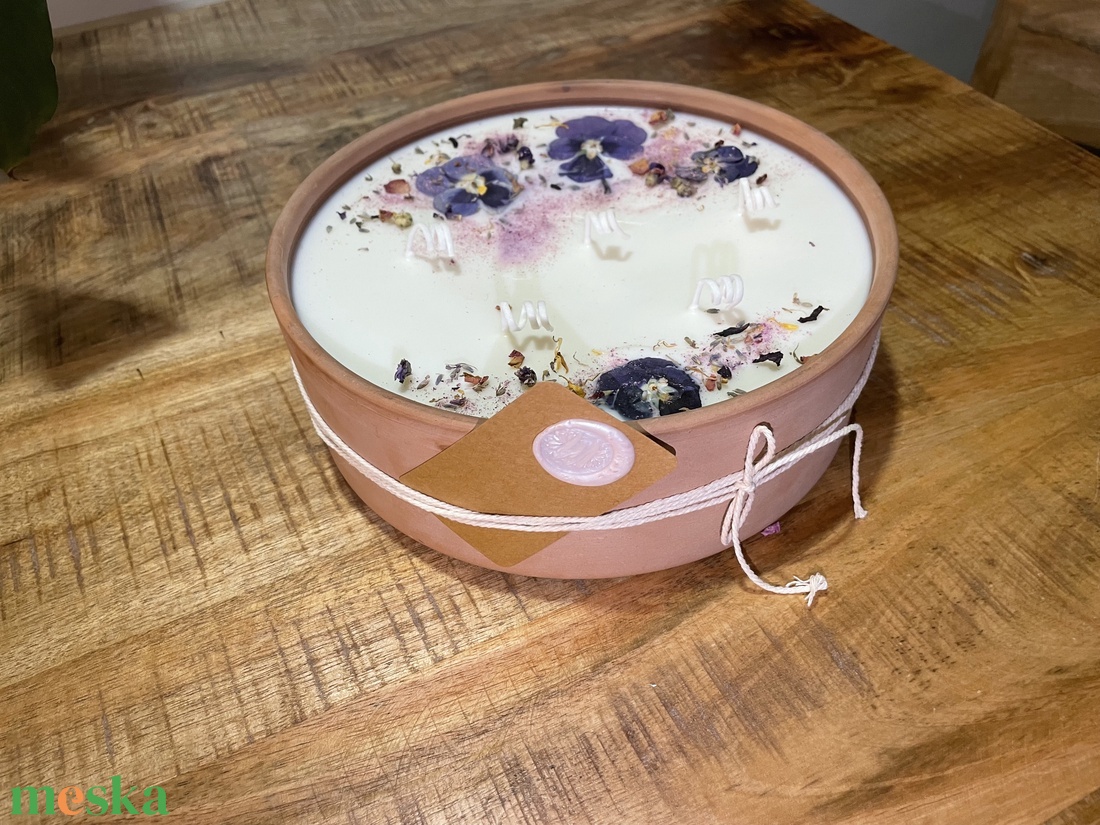 Gyertya virágszirommal díszítve - otthon & életmód - gyertya, illat, aroma - gyertya - Meska.hu