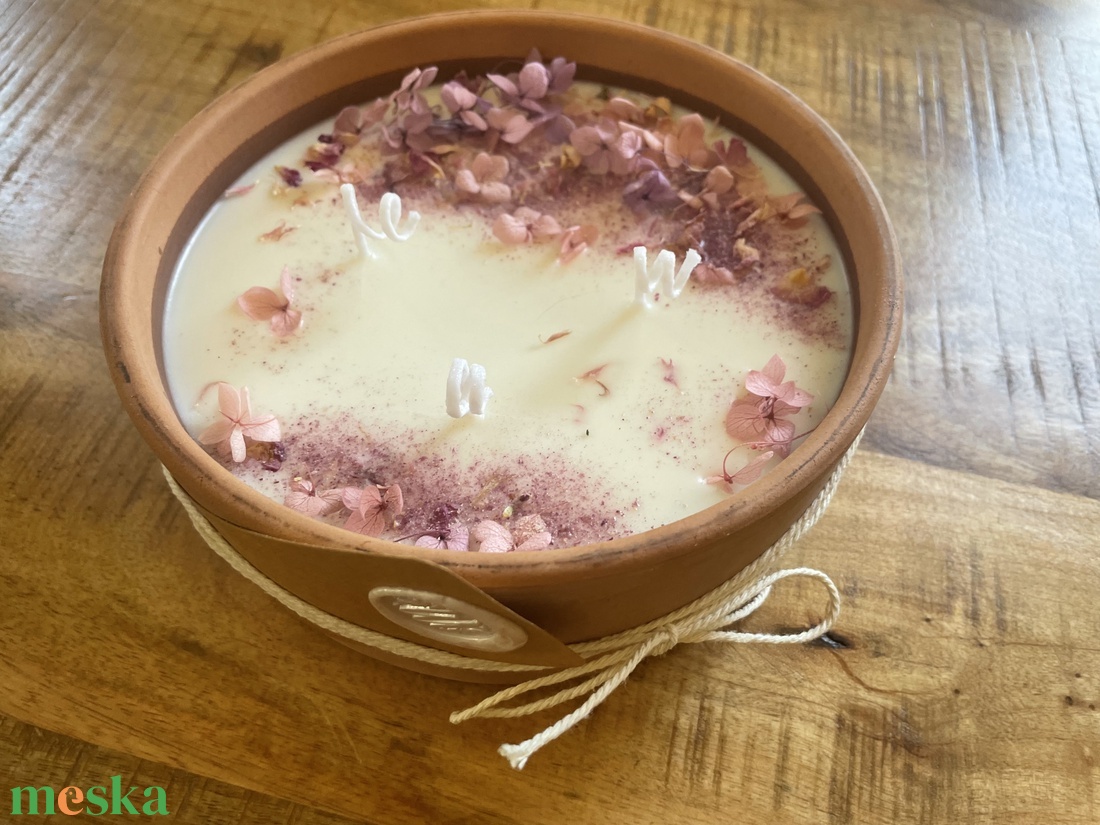 Asztali gyertya virágszirmokkal - otthon & életmód - gyertya, illat, aroma - gyertya - Meska.hu
