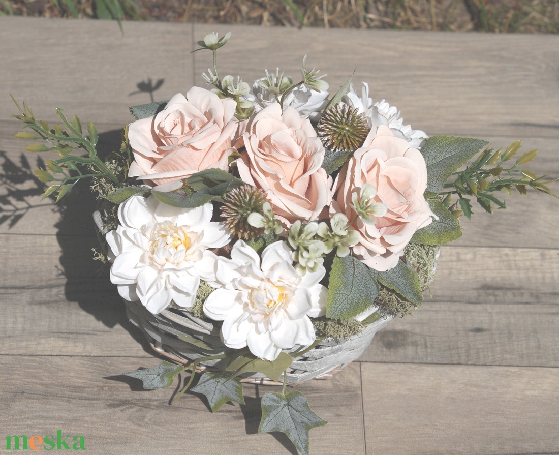 Rózsás asztali virágdísz - otthon & életmód - dekoráció - virágdísz és tartó - csokor & virágdísz - Meska.hu