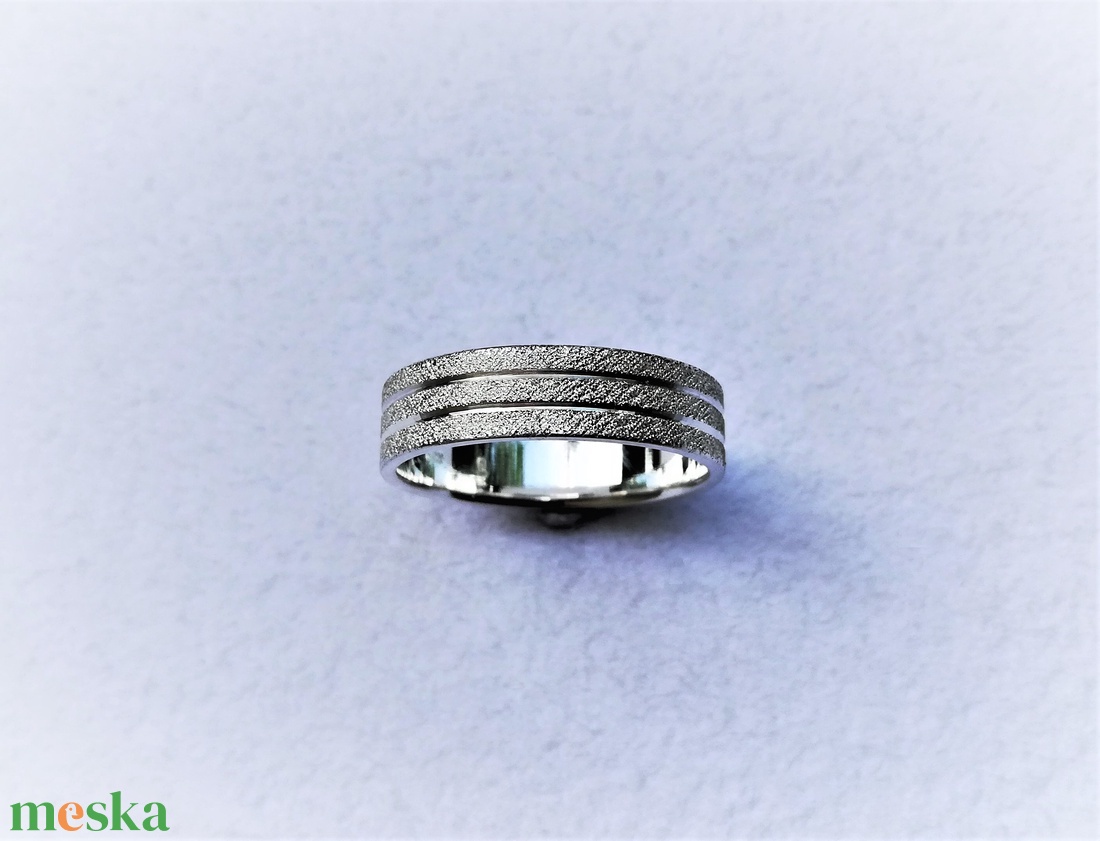 Mattított, vésett, elegáns férfi ezüst karikagyűrű (66-os) - esküvő - ékszer - karikagyűrű - Meska.hu