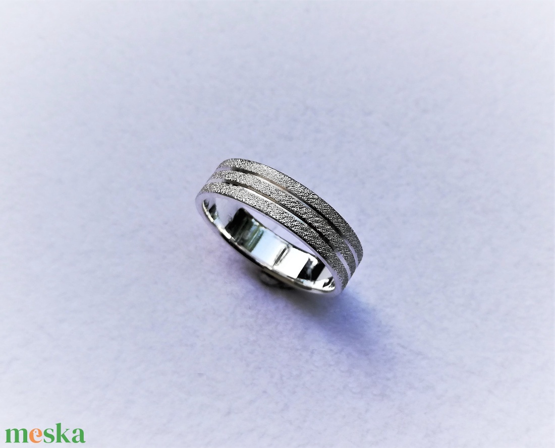 Mattított, vésett, elegáns férfi ezüst karikagyűrű (66-os) - esküvő - ékszer - karikagyűrű - Meska.hu