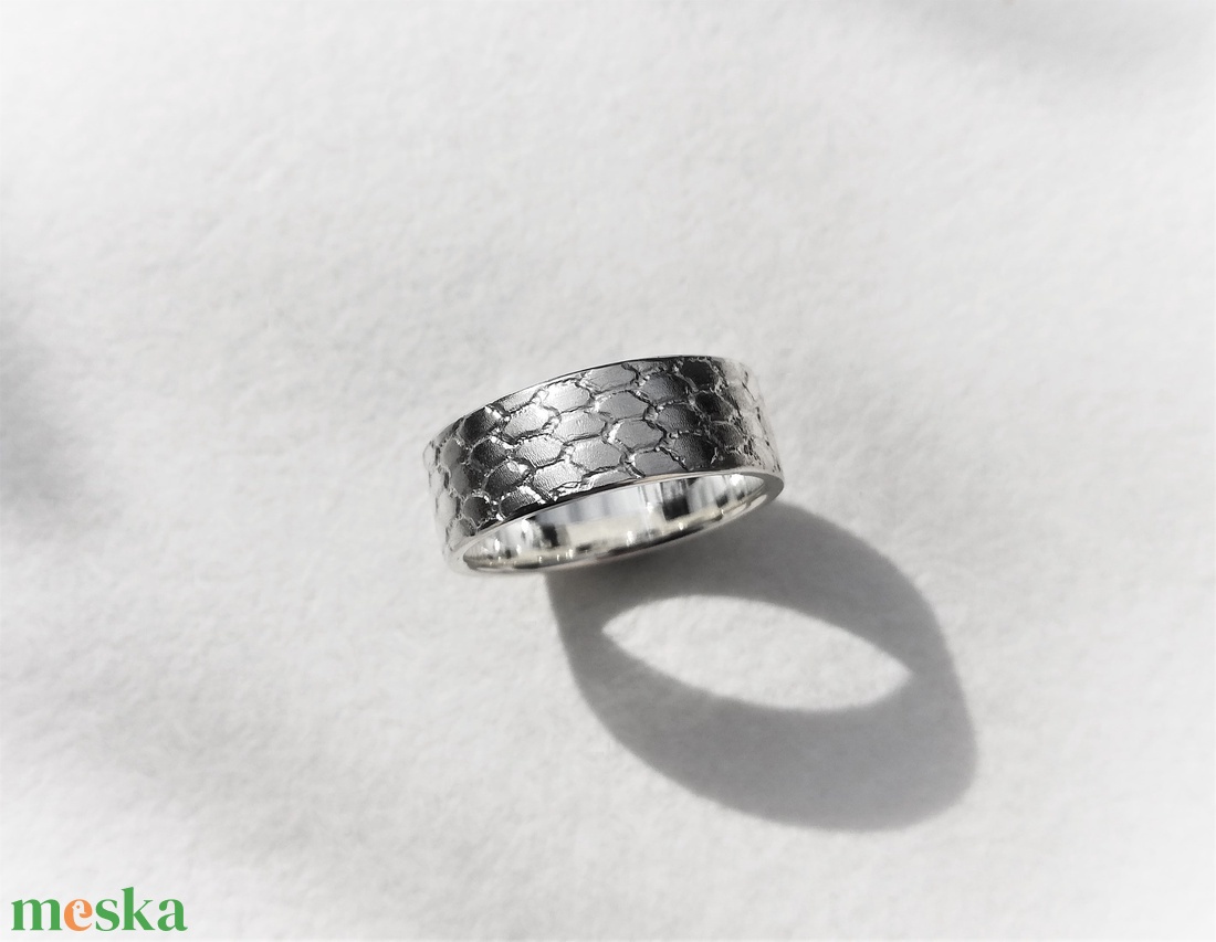 Kígyóbőrmintás, széles, női ezüst gyűrű - ékszer - gyűrű - kerek gyűrű - Meska.hu