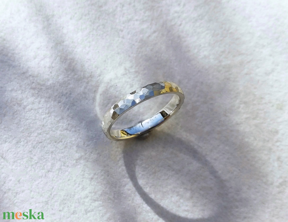 Apró sokszöges fehér arany karikagyűrű (14 K) - esküvő - ékszer - karikagyűrű - Meska.hu Apró sokszöges fehér arany karikagyűrű (14 K) - esküvő - ékszer - karikagyűrű - Meska.hu
