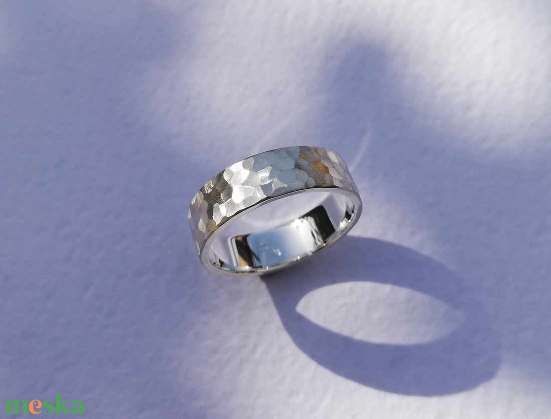 Apró sokszögekkel díszített, selyemfényű ezüst gyűrű - ékszer - gyűrű - kerek gyűrű - Meska.hu