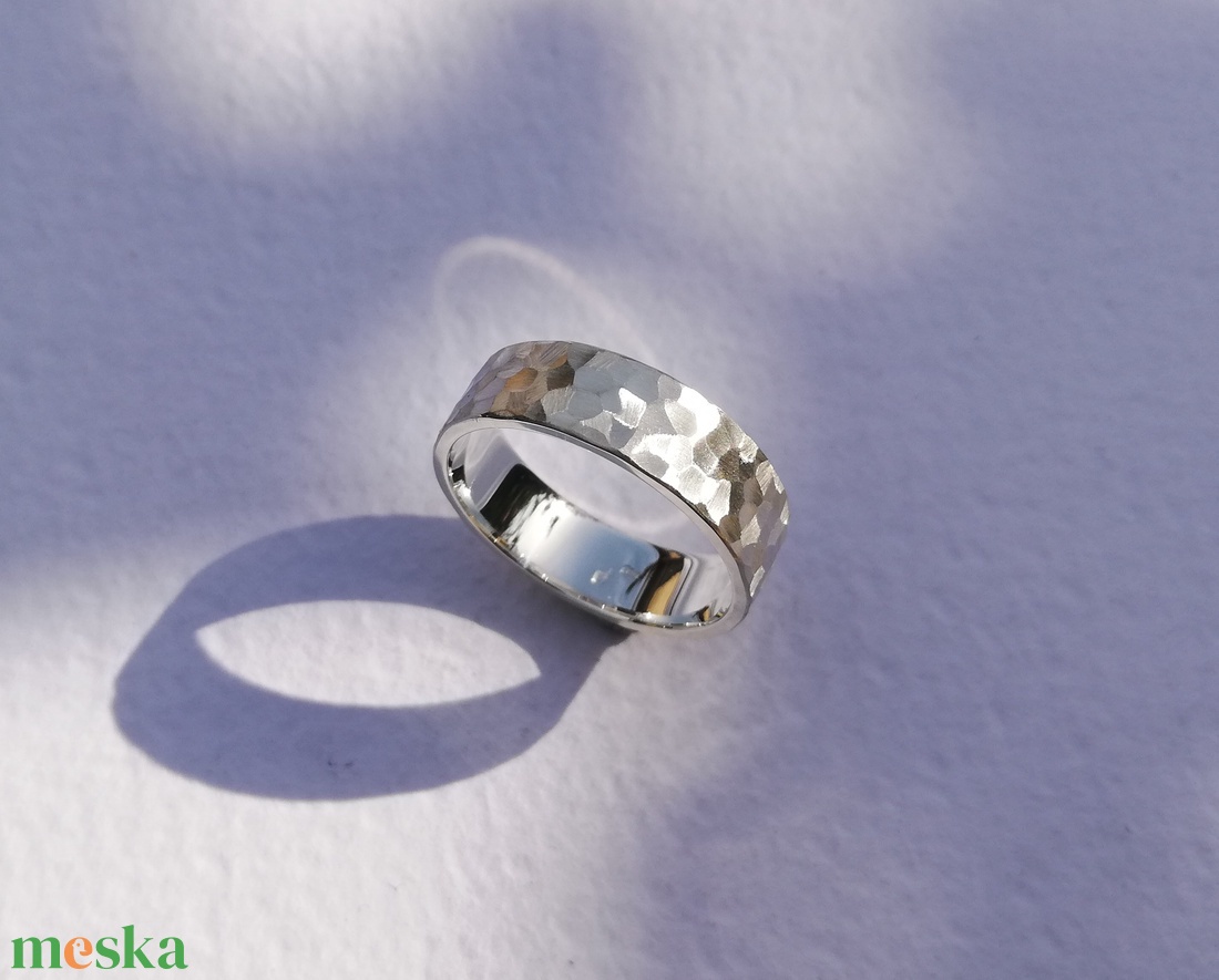 Apró sokszögekkel díszített, selyemfényű ezüst gyűrű - ékszer - gyűrű - kerek gyűrű - Meska.hu