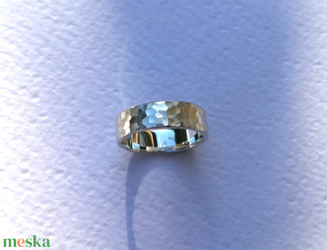 Apró sokszögekkel díszített, selyemfényű ezüst gyűrű - ékszer - gyűrű - kerek gyűrű - Meska.hu