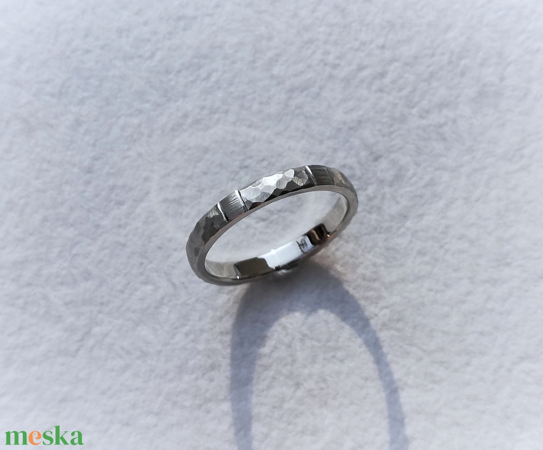 Variált felületű ezüst karikagyűrű (61-es) - esküvő - ékszer - karikagyűrű - Meska.hu