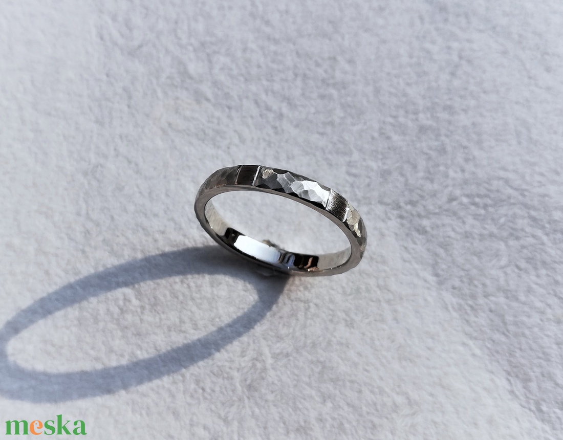 Variált felületű ezüst karikagyűrű (61-es) - esküvő - ékszer - karikagyűrű - Meska.hu