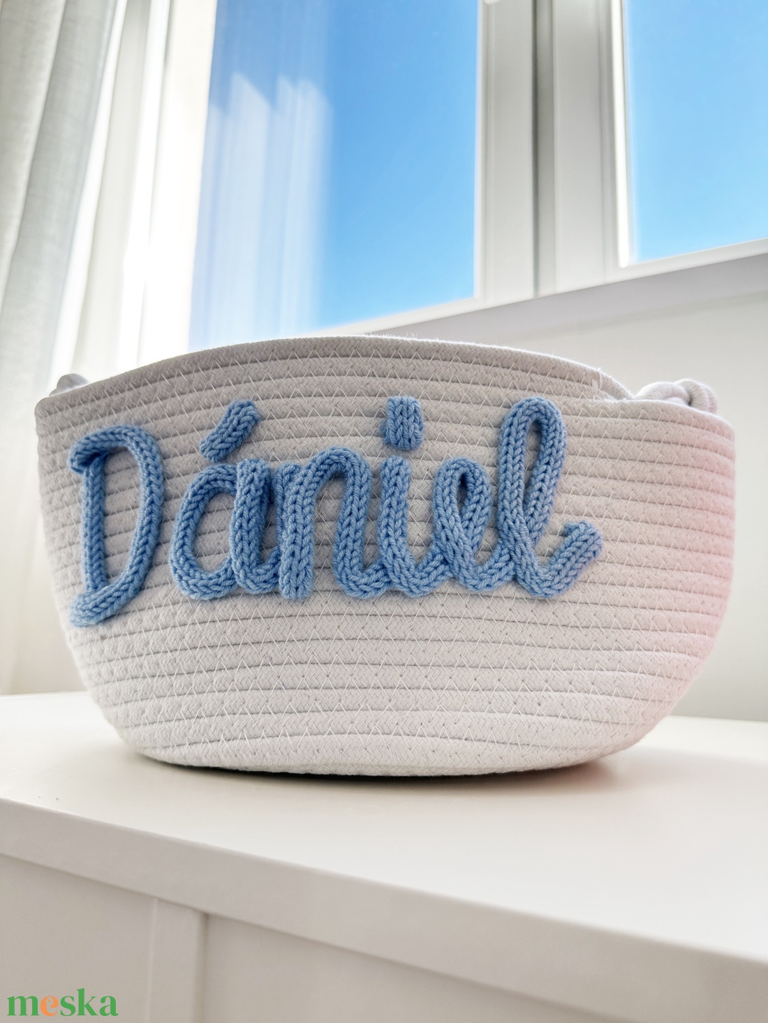 Fehér játéktartó kosár egyedi kék horgolt felirattal - otthon & életmód - tárolás & rendszerezés - tárolókosár - Meska.hu