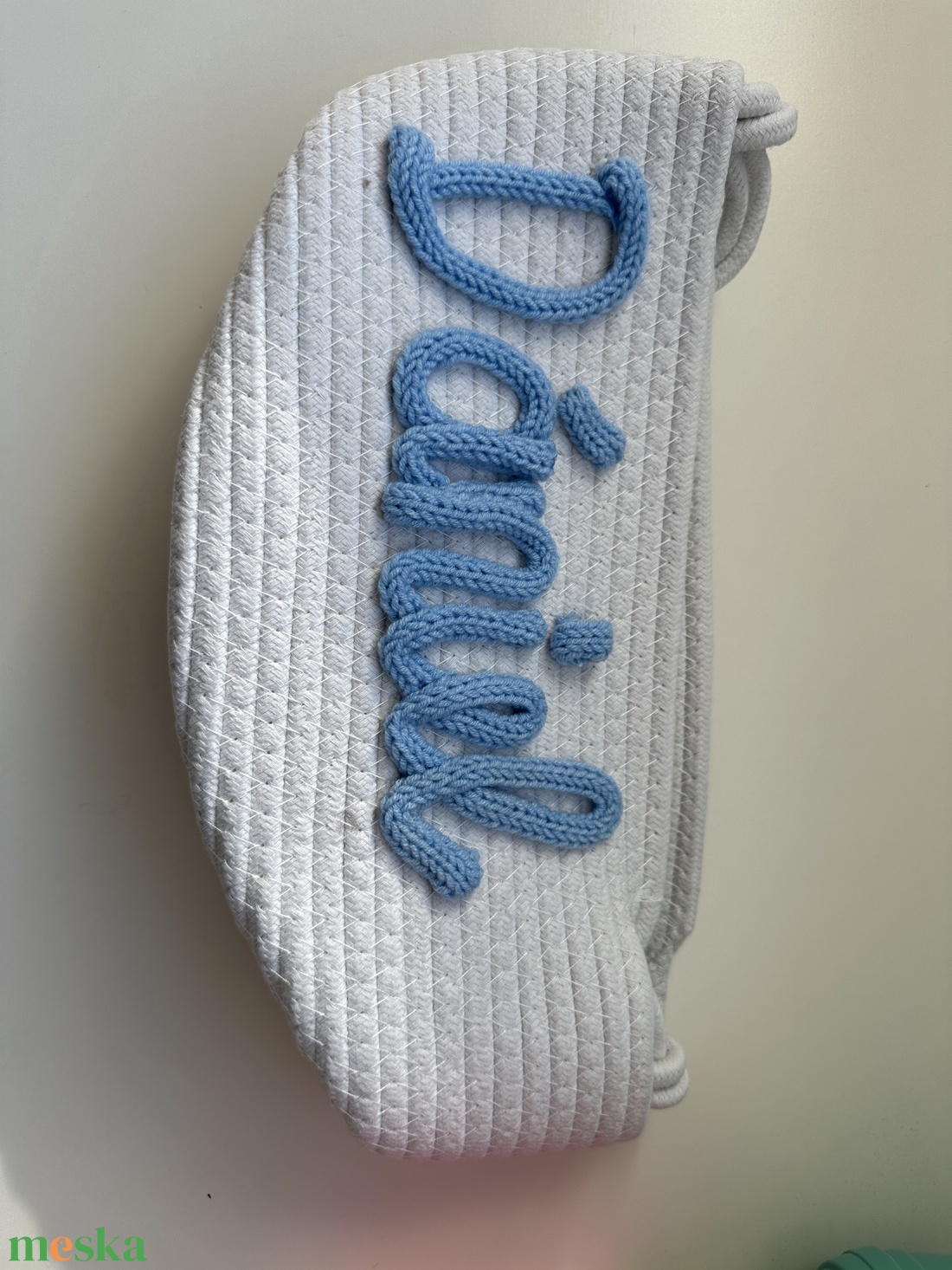 Fehér játéktartó kosár egyedi kék horgolt felirattal - otthon & életmód - tárolás & rendszerezés - tárolókosár - Meska.hu