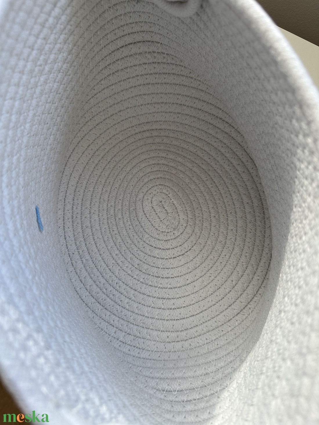 Fehér játéktartó kosár egyedi kék horgolt felirattal - otthon & életmód - tárolás & rendszerezés - tárolókosár - Meska.hu