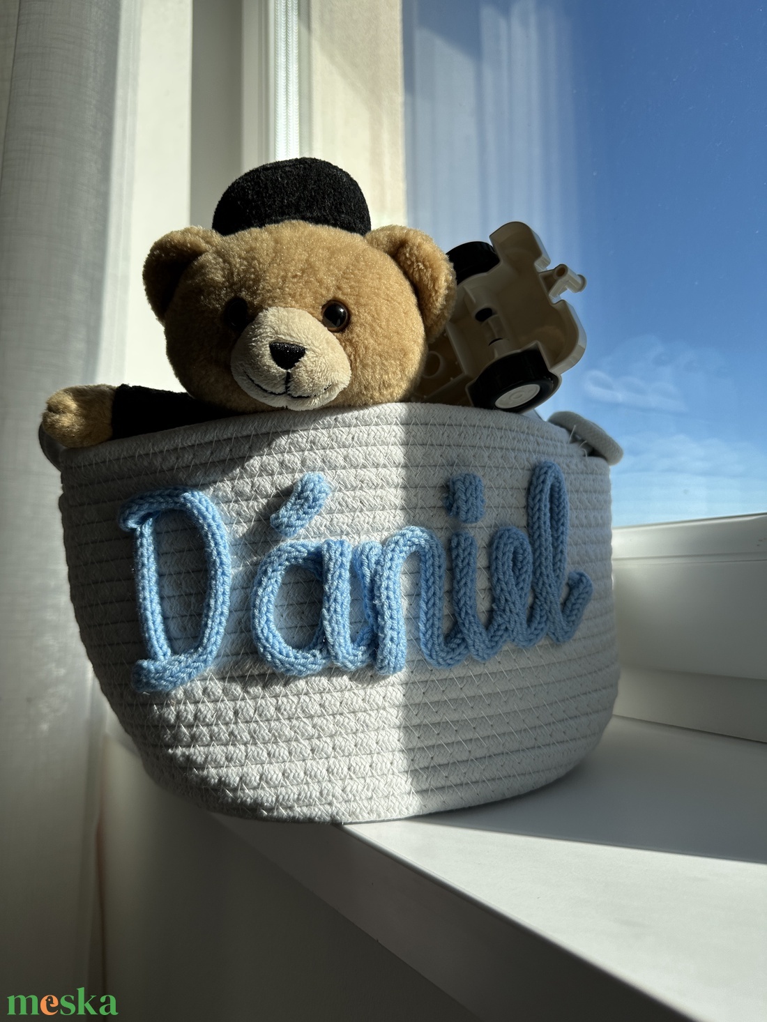 Fehér játéktartó kosár egyedi kék horgolt felirattal - otthon & életmód - tárolás & rendszerezés - tárolókosár - Meska.hu