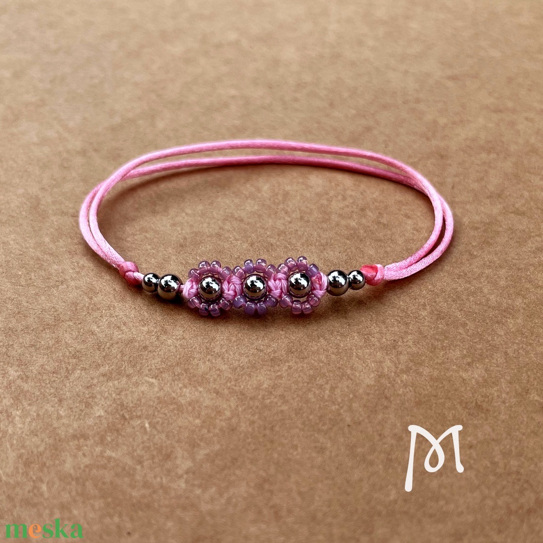 Miyuki üveggyöngyös pink virágfüzér karkötő - ékszer - karkötő - karkötő medállal - Meska.hu Miyuki üveggyöngyös pink virágfüzér karkötő - ékszer - karkötő - karkötő medállal - Meska.hu