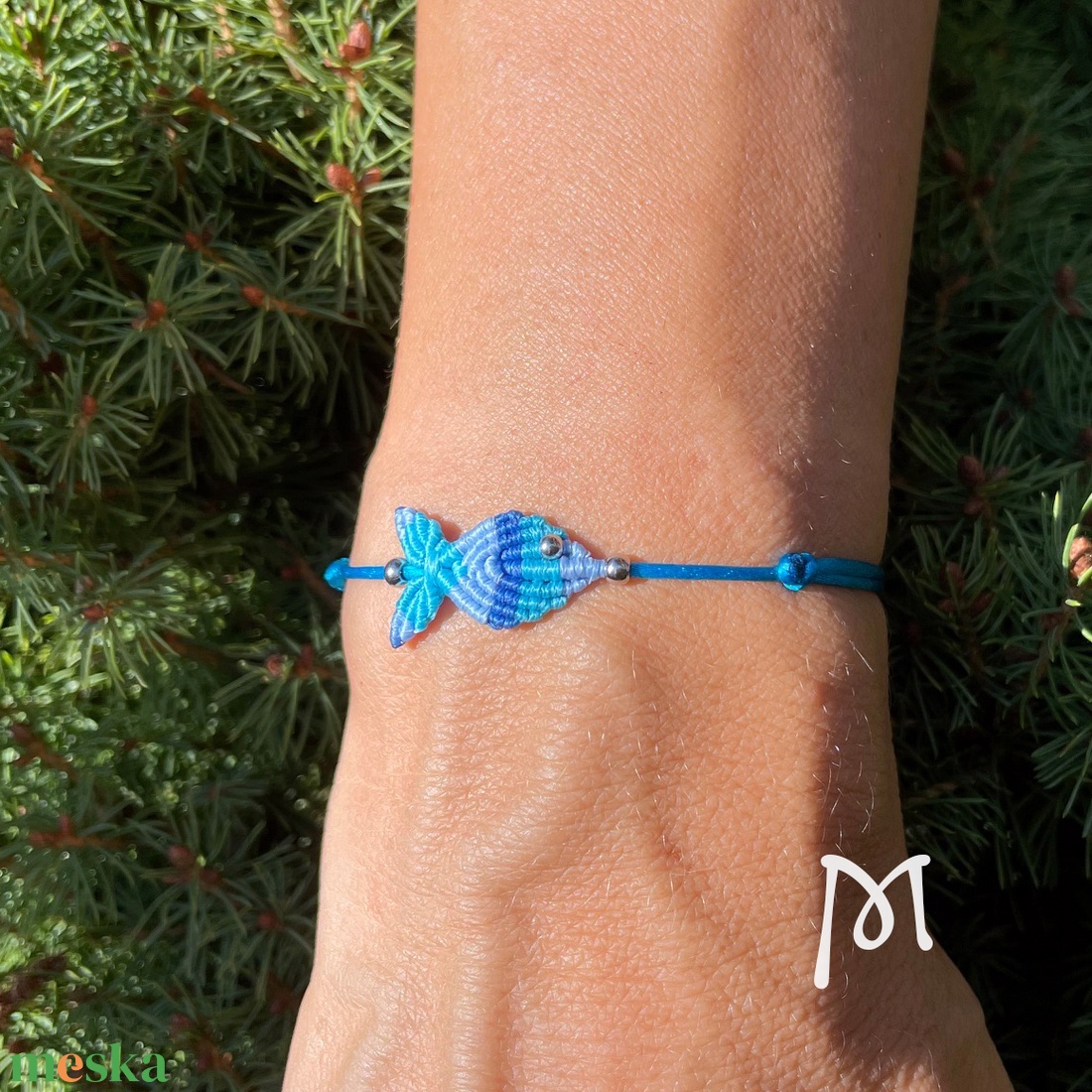 Kék csíkos makramé halacska karkötő - ékszer - karkötő - karkötő medállal - Meska.hu