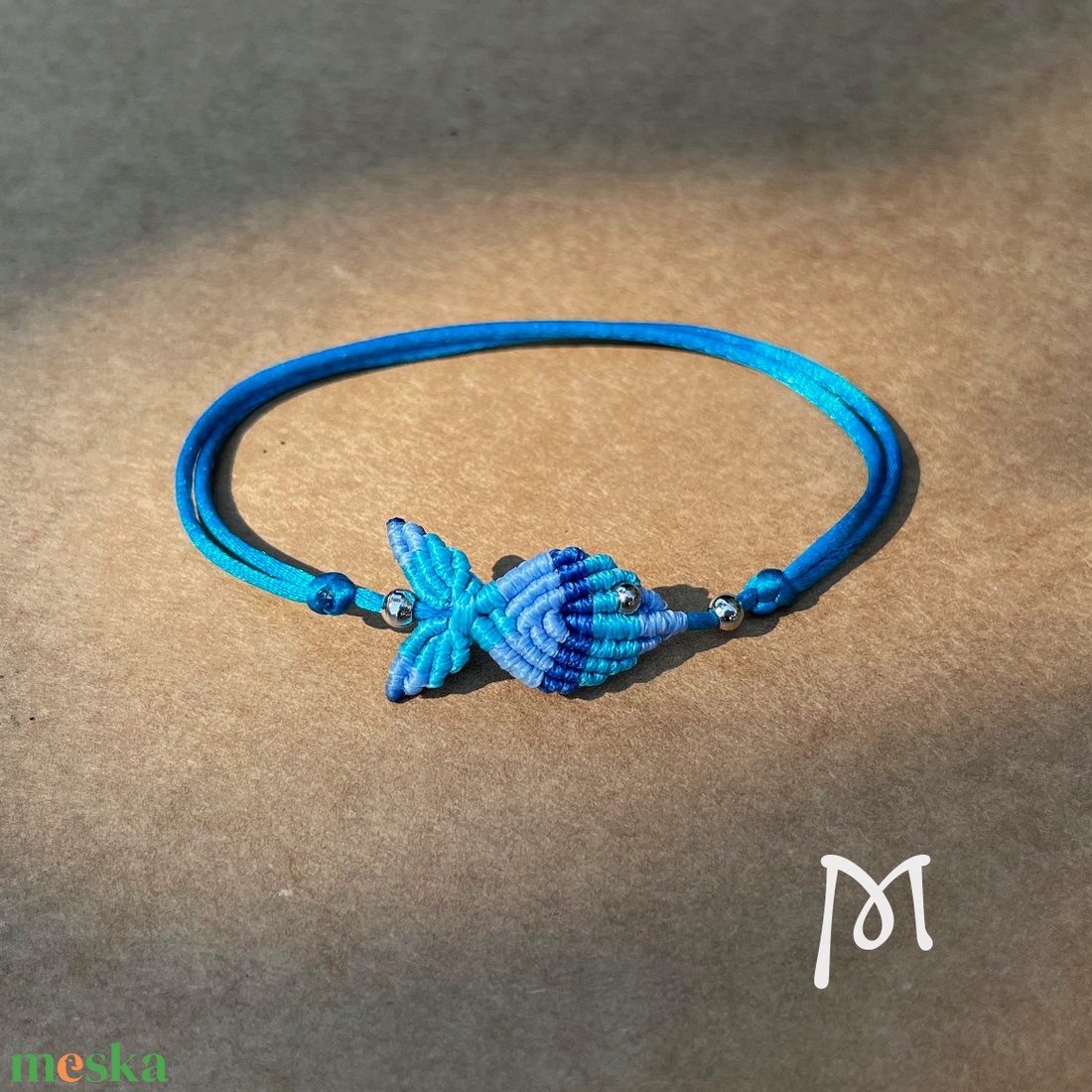 Kék csíkos makramé halacska karkötő - ékszer - karkötő - karkötő medállal - Meska.hu