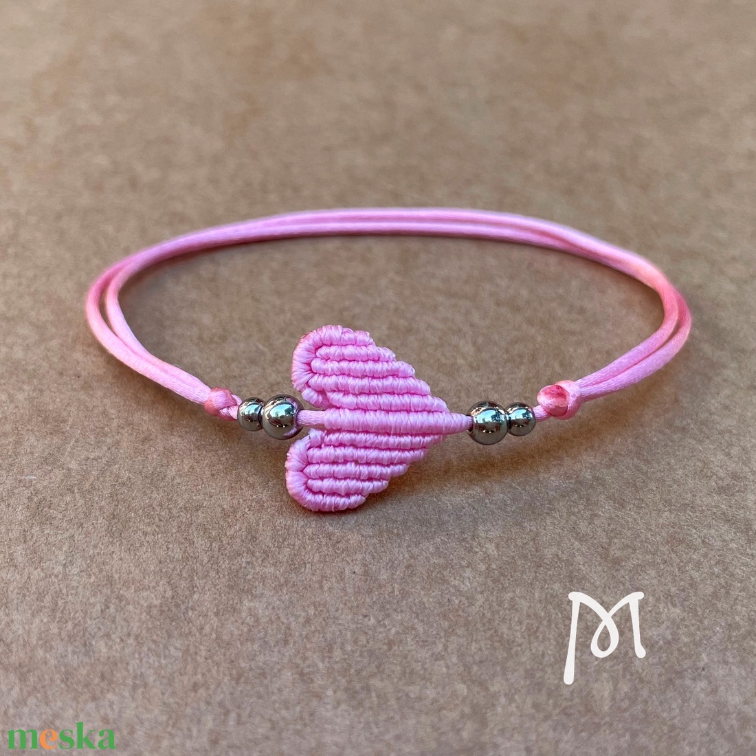 Pink makramézott szív medál karkötő - ékszer - karkötő - karkötő medállal - Meska.hu Pink makramézott szív medál karkötő - ékszer - karkötő - karkötő medállal - Meska.hu