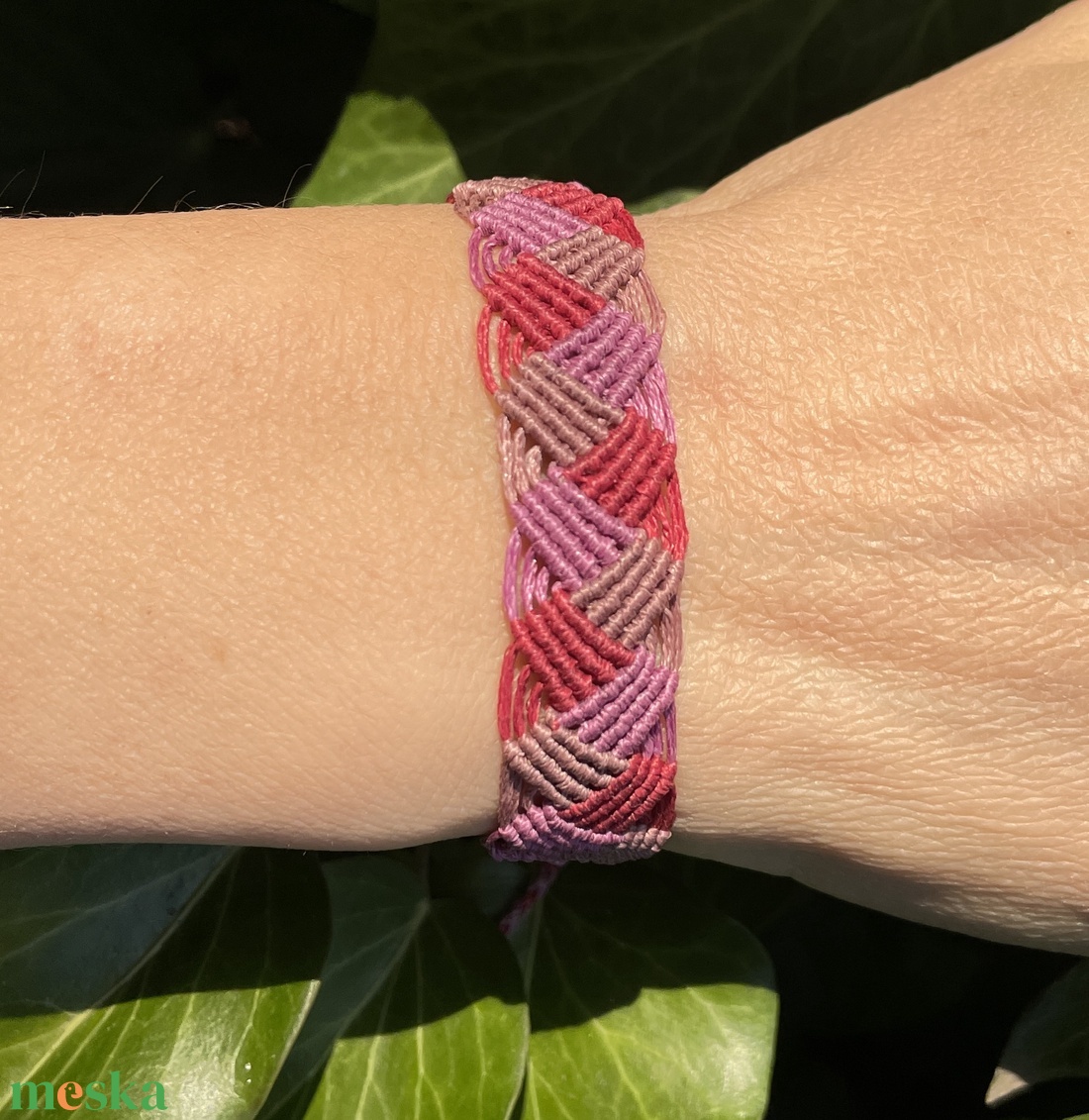 Fonat bordó pink mikromakramé karkötő - ékszer - karkötő - karkötő medállal - Meska.hu