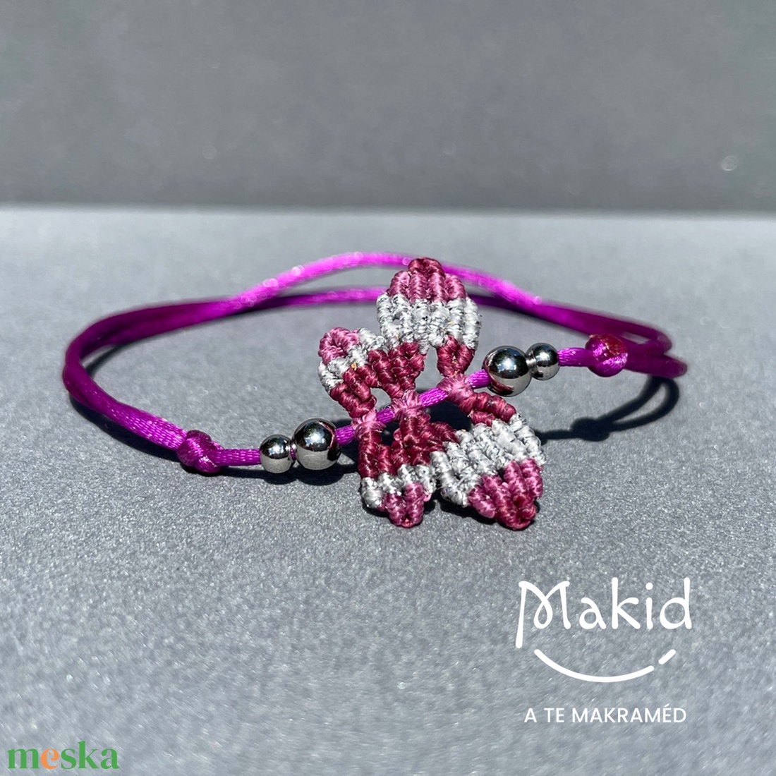 Lila makramé lepke karkötő - ékszer - karkötő - karkötő medállal - Meska.hu