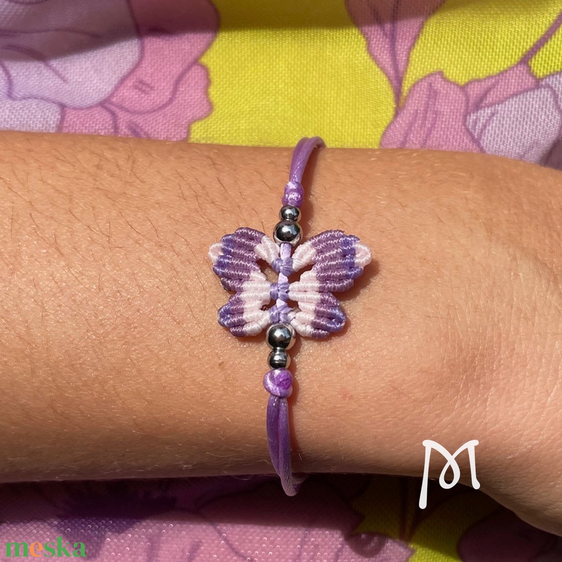 Lila makramé lepke karkötő - ékszer - karkötő - fonott karkötő - Meska.hu