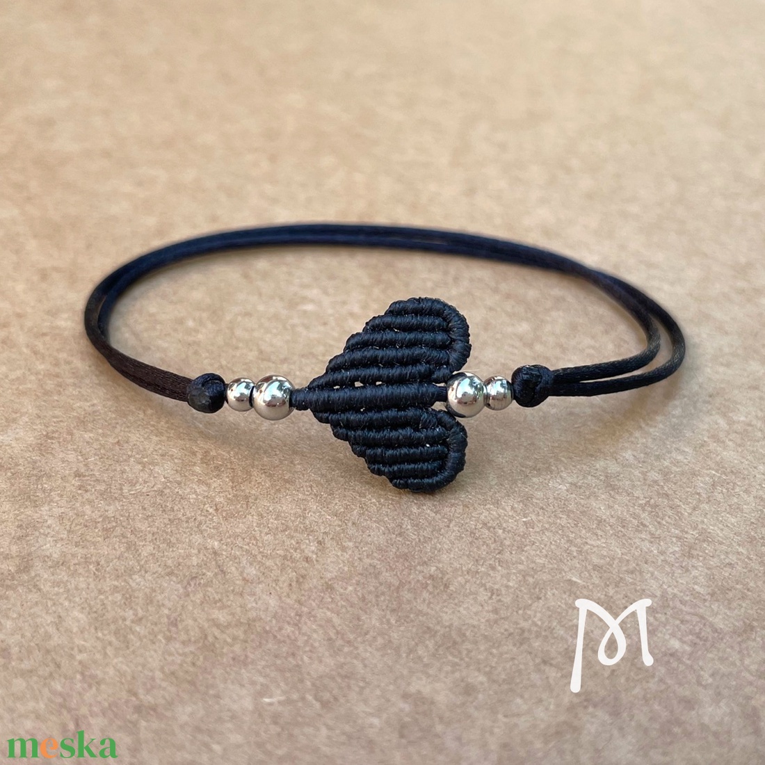 Fekete makramézott szív medál karkötő - ékszer - karkötő - karkötő medállal - Meska.hu