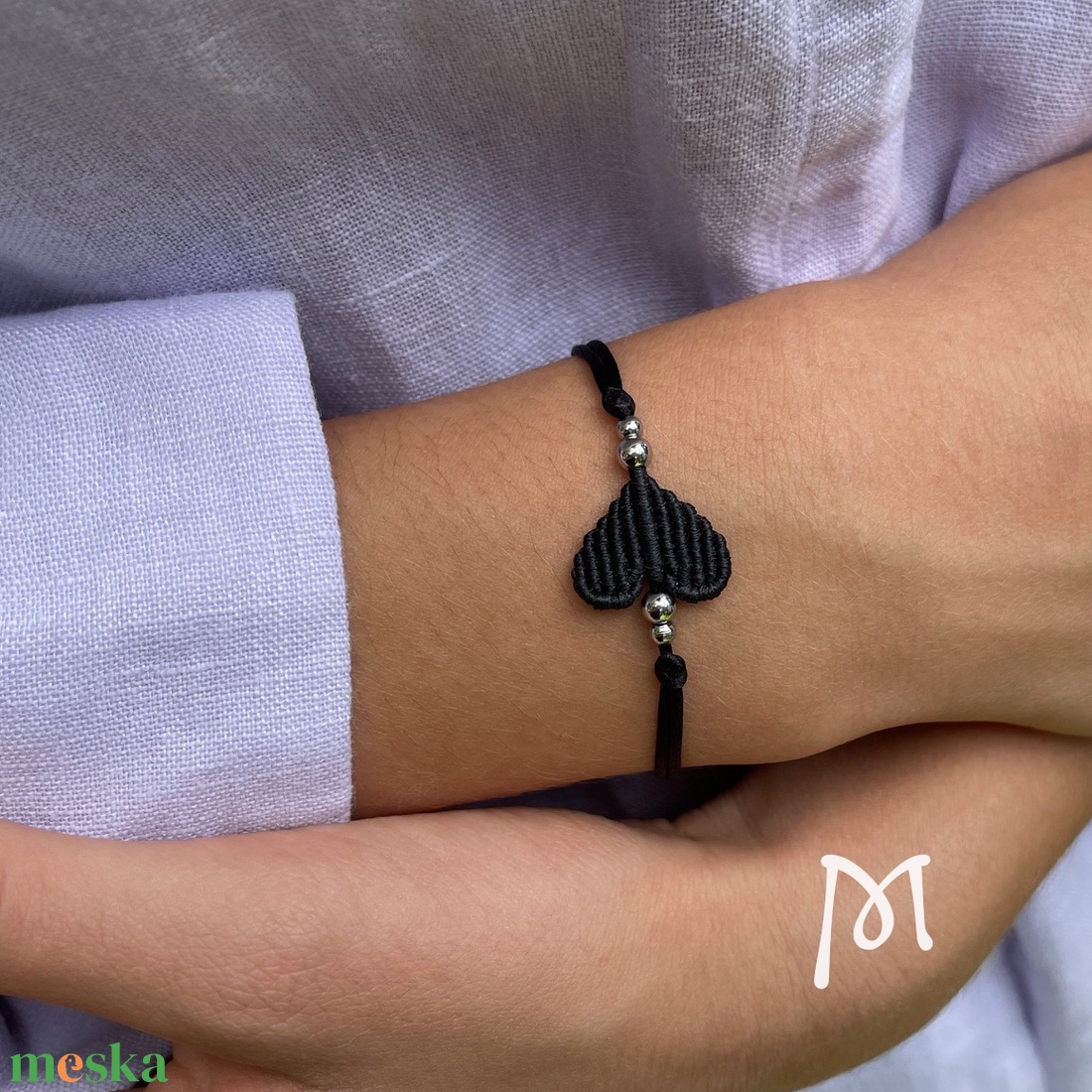 Fekete makramézott szív medál karkötő - ékszer - karkötő - karkötő medállal - Meska.hu