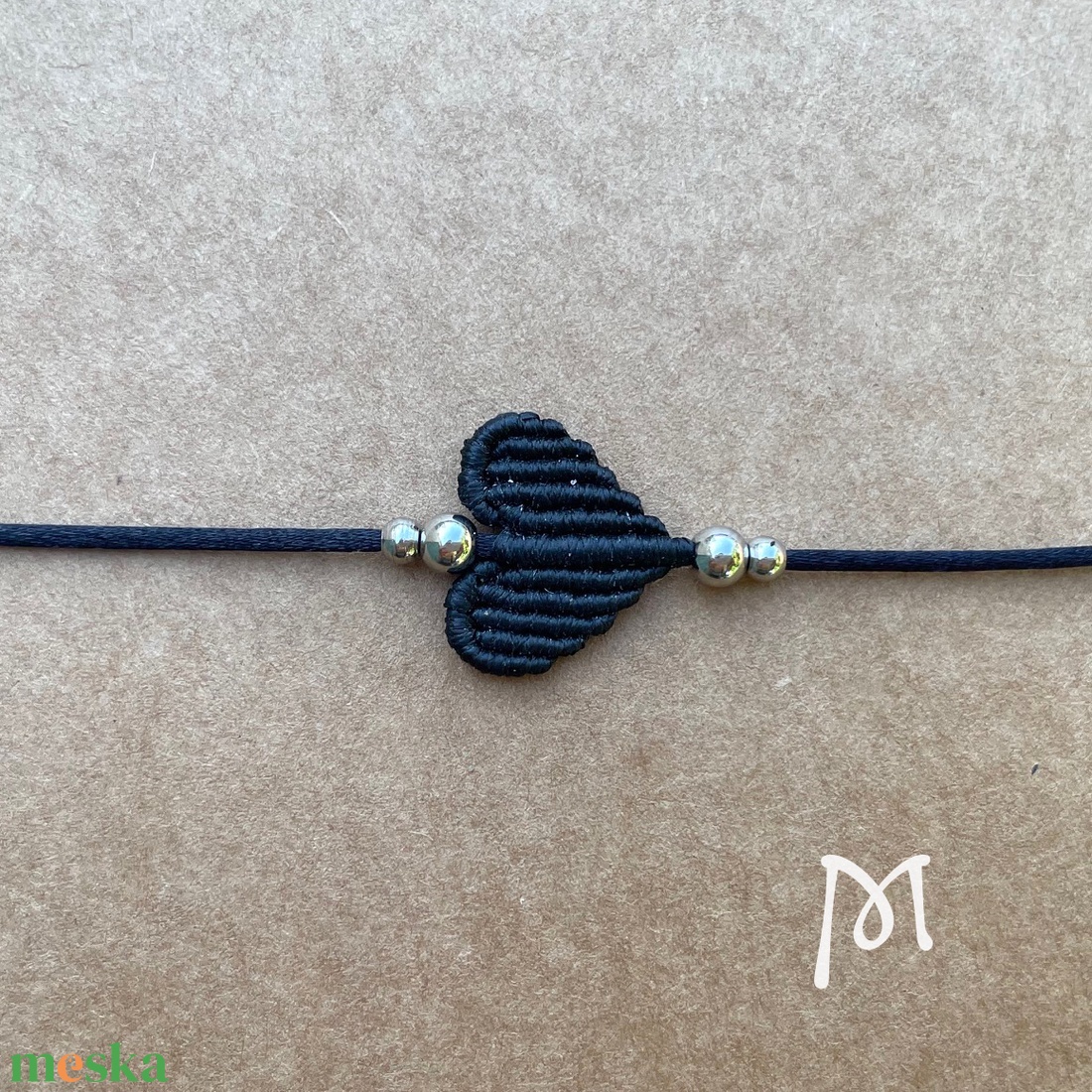 Fekete makramézott szív medál karkötő - ékszer - karkötő - karkötő medállal - Meska.hu