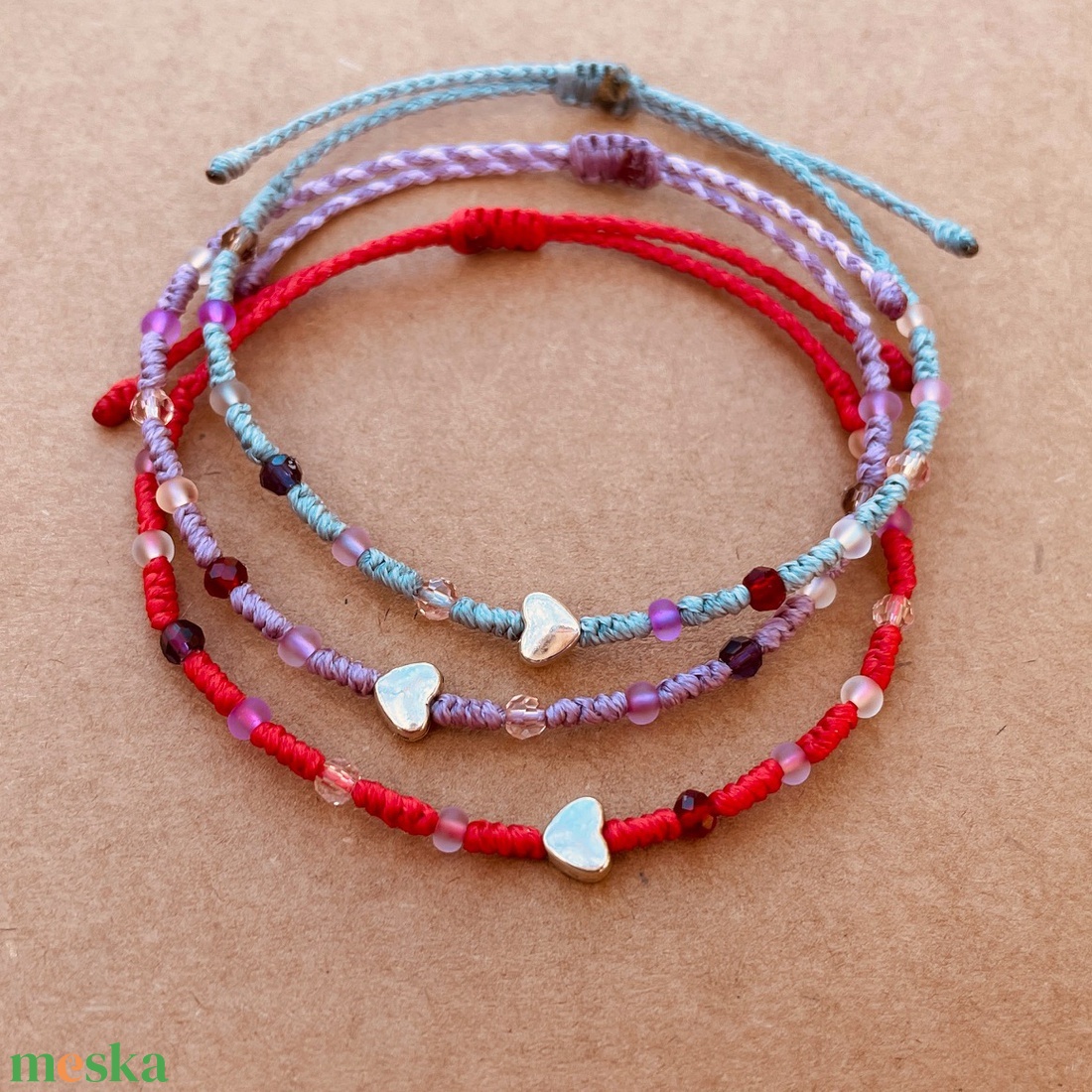 Szív gyöngyös csomózott karkötő - ékszer - karkötő - karkötő medállal - Meska.hu