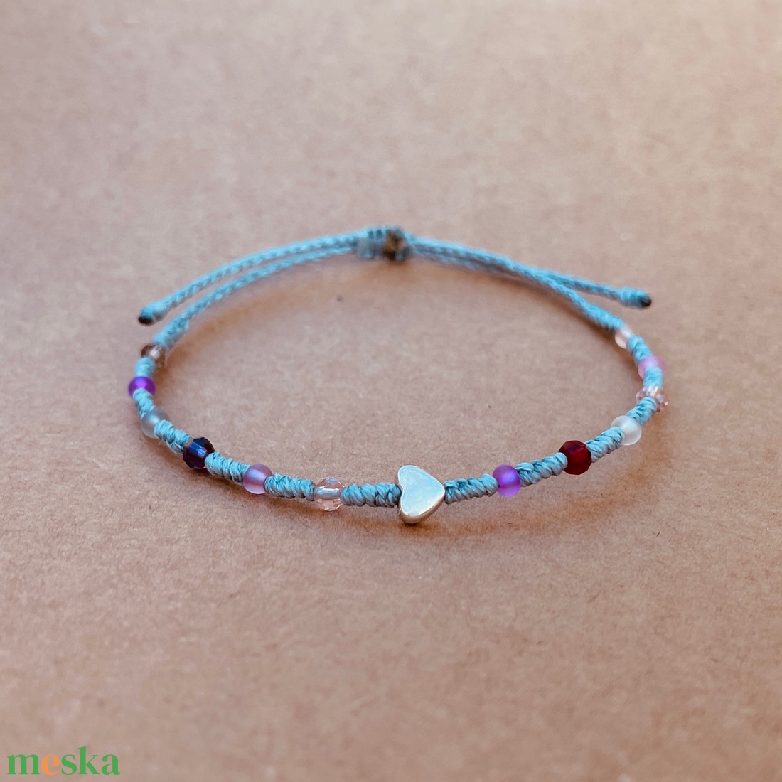 Szív gyöngyös csomózott karkötő - ékszer - karkötő - karkötő medállal - Meska.hu