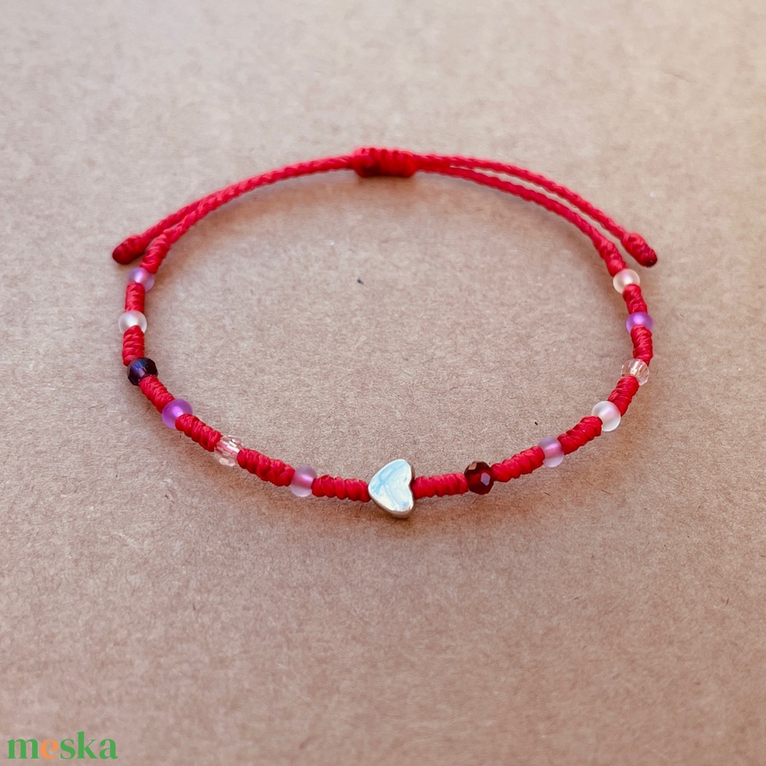 Szív gyöngyös csomózott karkötő - ékszer - karkötő - karkötő medállal - Meska.hu