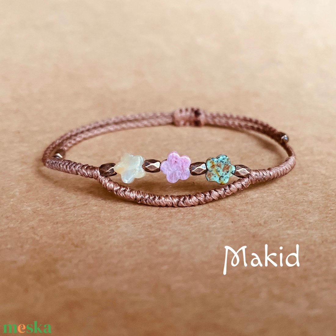 Színes virág csomózott karkötő - ékszer - karkötő - karkötő medállal - Meska.hu