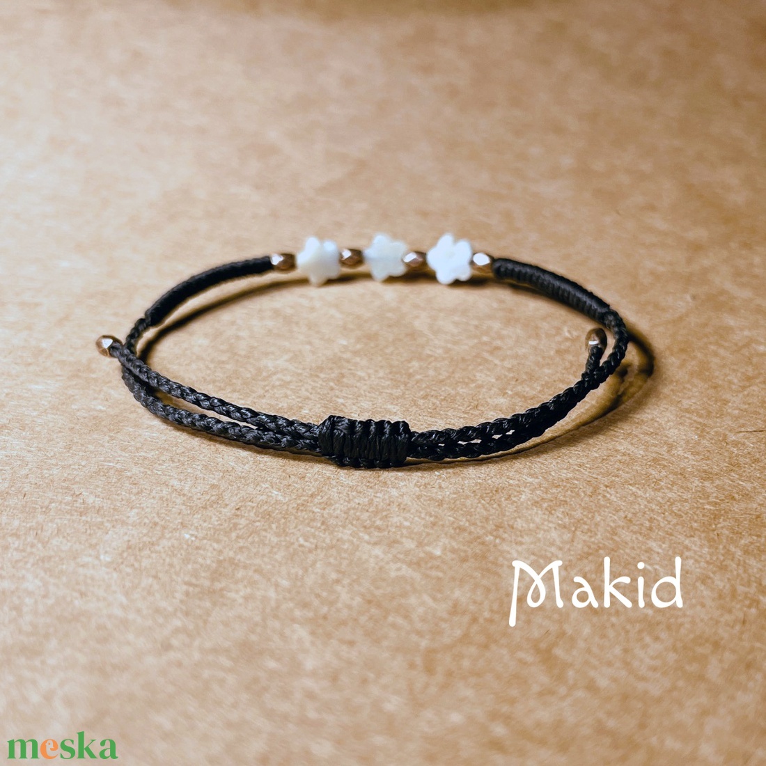 Színes virág csomózott karkötő - ékszer - karkötő - karkötő medállal - Meska.hu