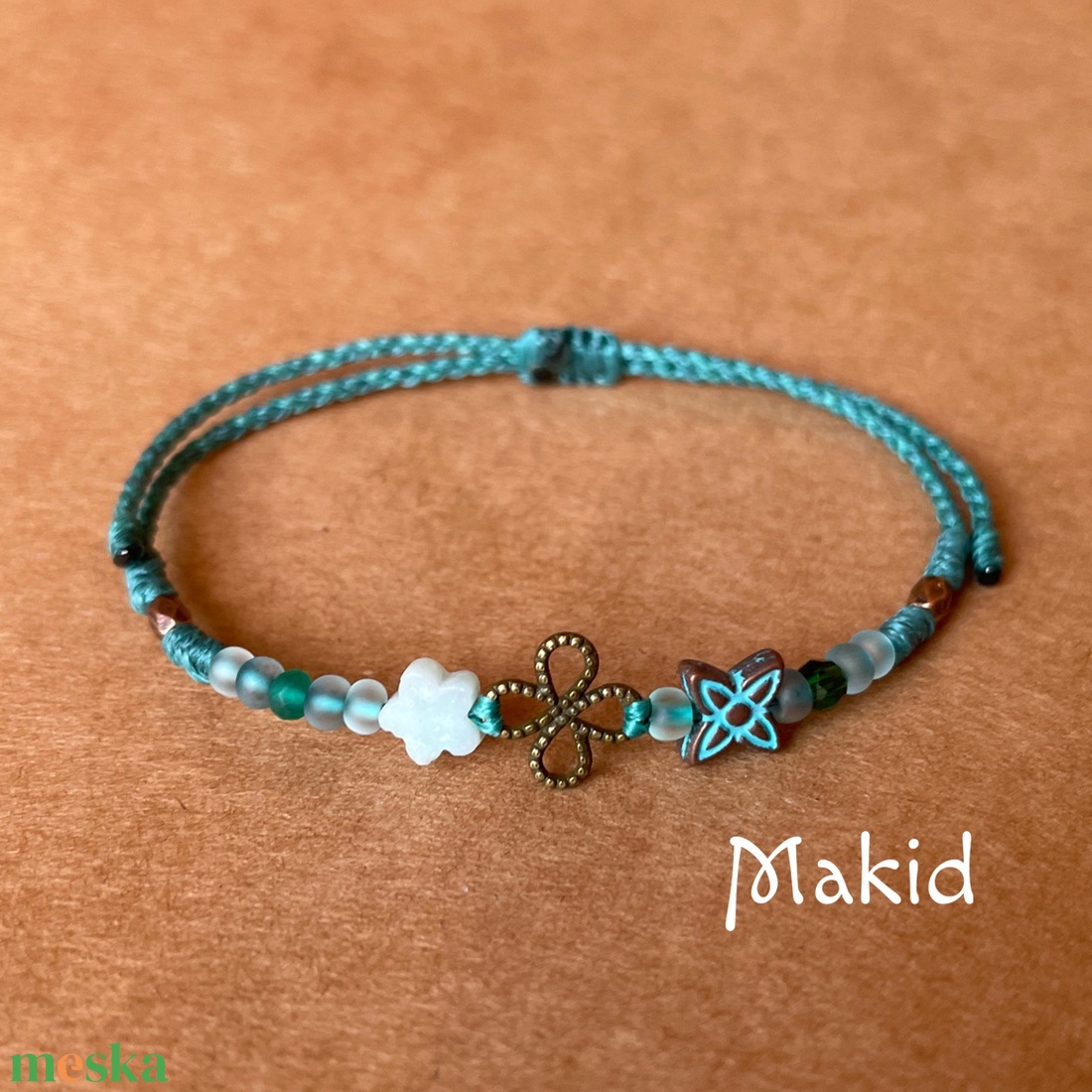 Virág gyöngyös fonott karkötő - ékszer - karkötő - karkötő medállal - Meska.hu