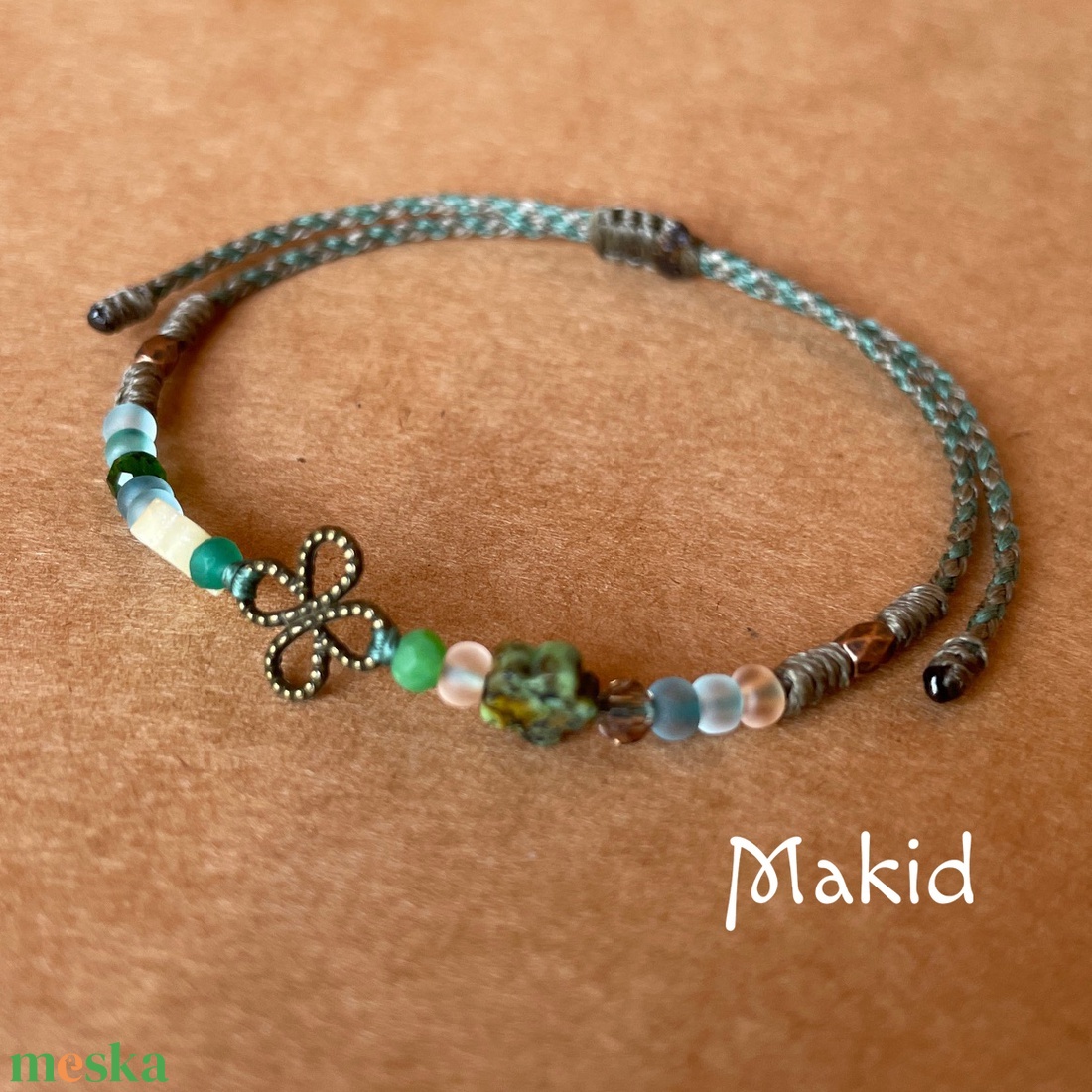 Virág gyöngyös fonott karkötő - ékszer - karkötő - karkötő medállal - Meska.hu