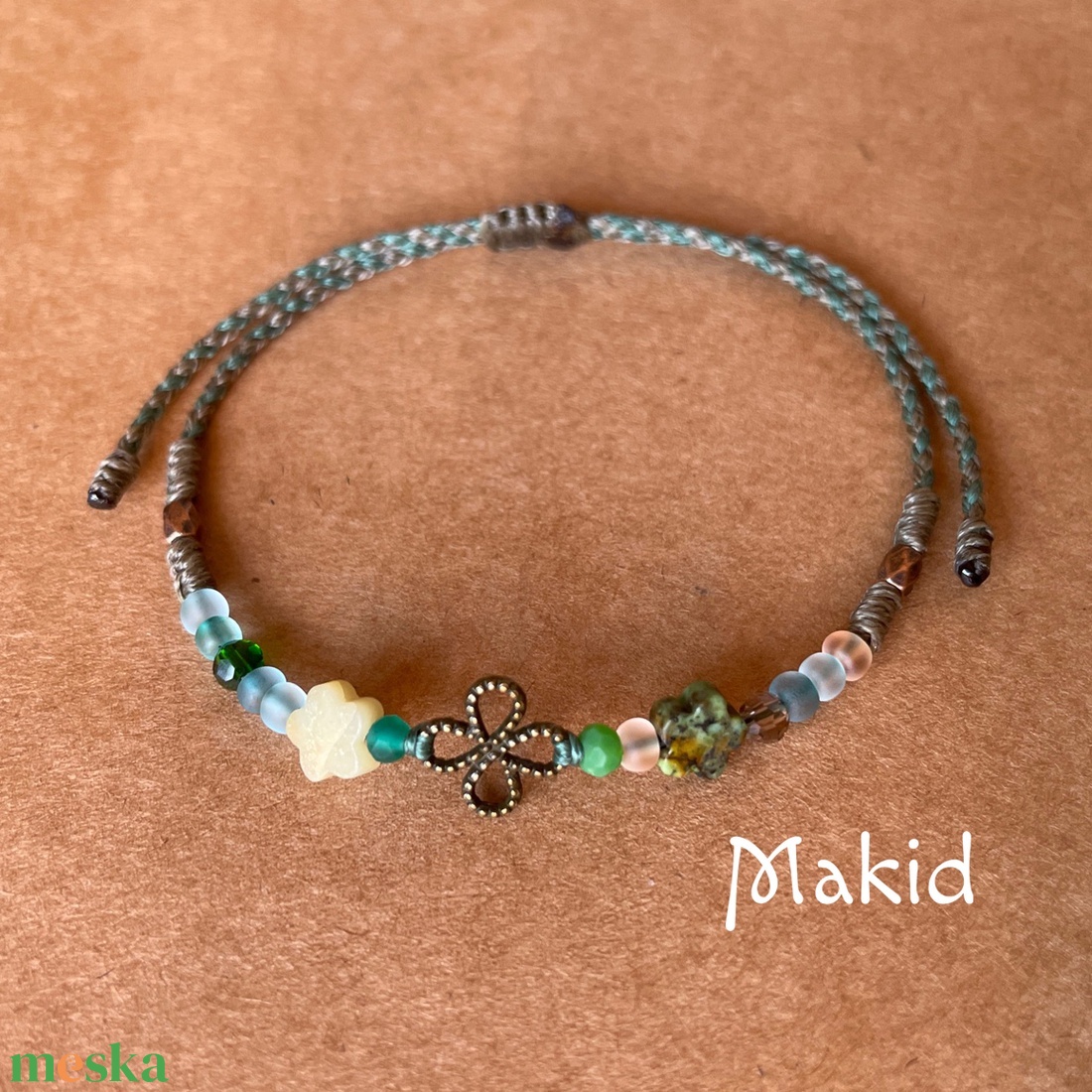 Virág gyöngyös fonott karkötő - ékszer - karkötő - karkötő medállal - Meska.hu