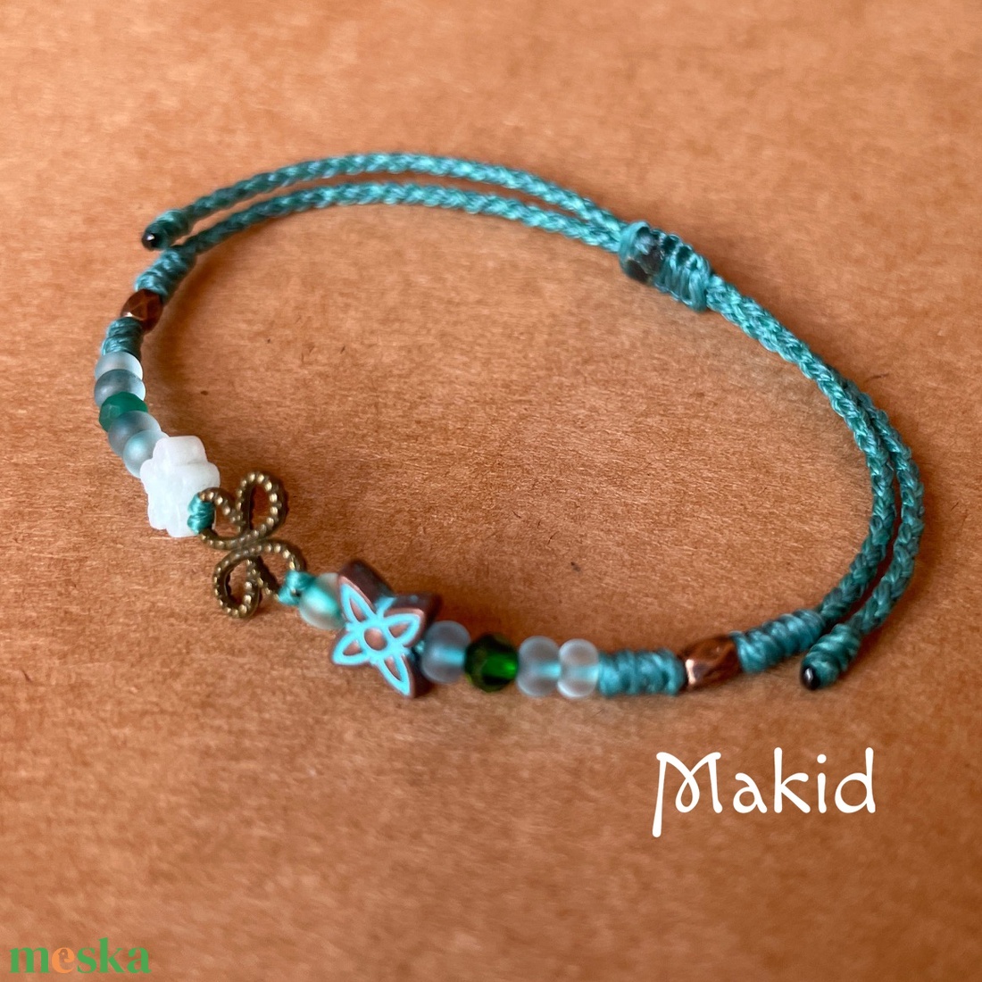 Virág gyöngyös fonott karkötő - ékszer - karkötő - karkötő medállal - Meska.hu