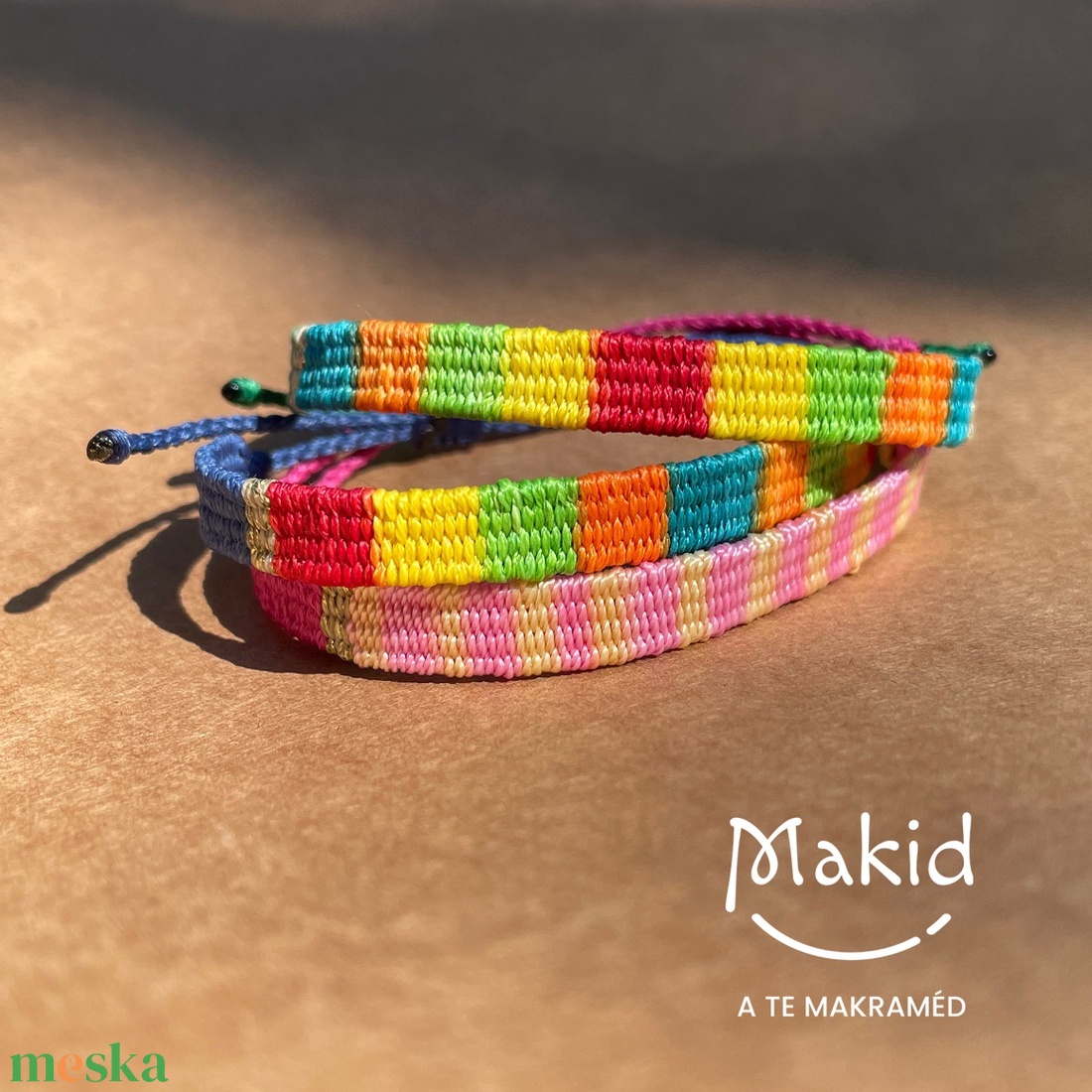Multicolor szövött karkötő - ékszer - karkötő - karkötő medállal - Meska.hu